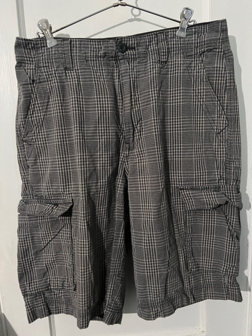 Men's Gray Plaid Cargo Shorts with Multiple Pockets